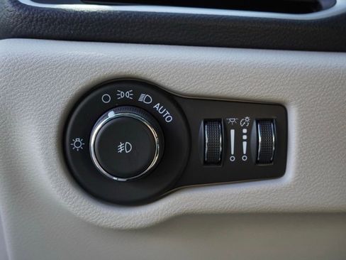 Certified 2023 Chrysler Pacifica Touring-L image 12