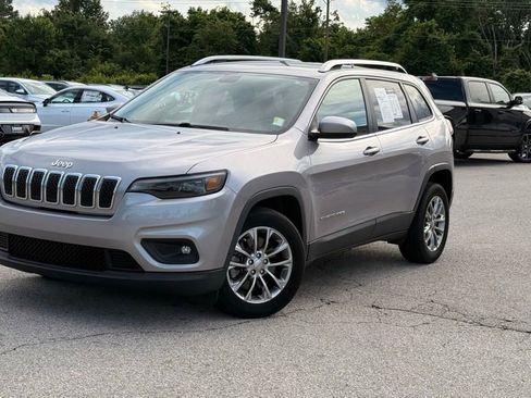 Used 2019 Jeep Cherokee Latitude Plus w/ Comfort/Convenience Group FWD image 3