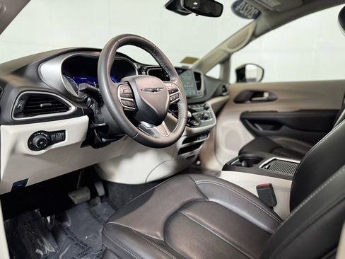 Used 2024 Chrysler Pacifica Touring-L image 14