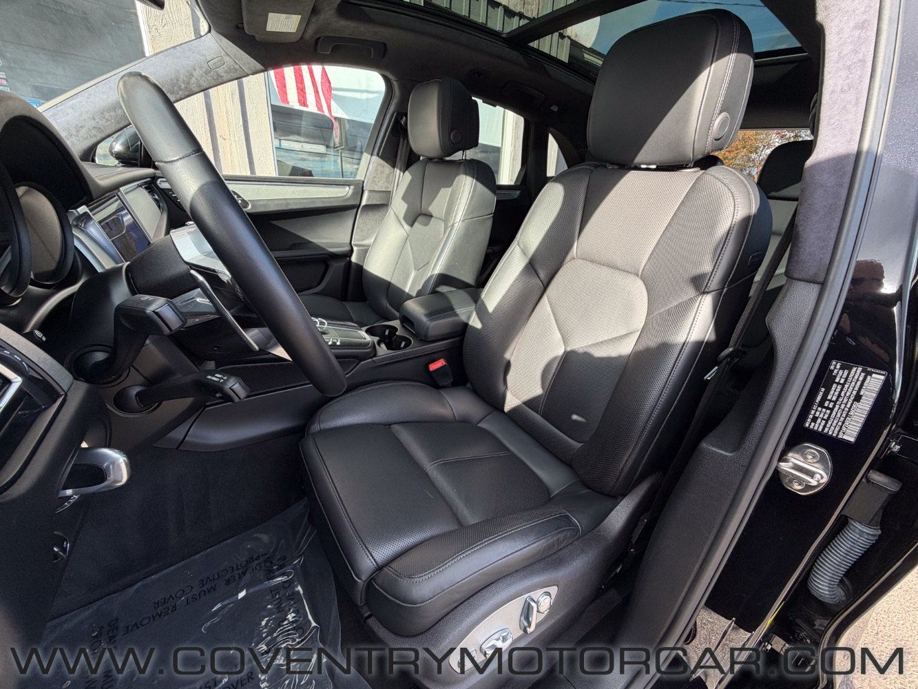 Used 2020 Porsche Macan Turbo AWD/4WD image 43