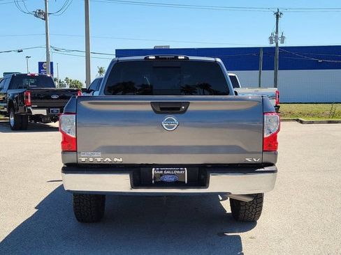 Used 2018 Nissan Titan SV image 5
