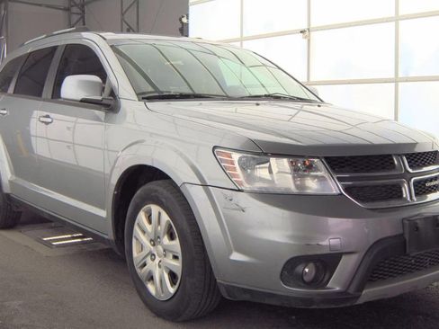 Used 2019 Dodge Journey SE FWD image 1