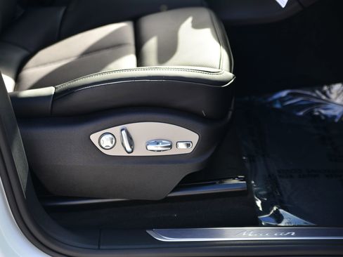 Certified 2026 Porsche Macan AWD/4WD image 23