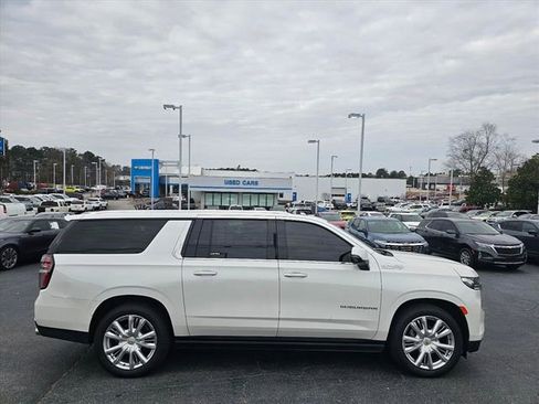 Used 2022 Chevrolet Suburban High Country image 9