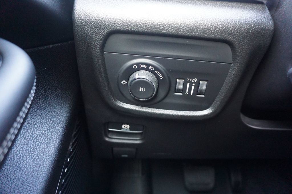 Used 2022 Jeep Grand Cherokee Overland w/ Luxury Tech Group IV RWD image 5