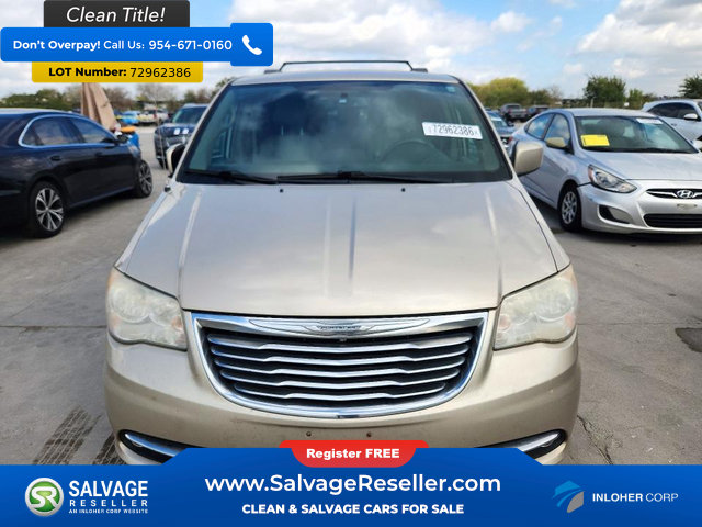 Used 2014 Chrysler Town & Country Touring FWD image 7