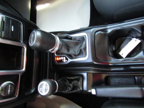Used 2020 Jeep Wrangler Unlimited Sport AWD/4WD image 12