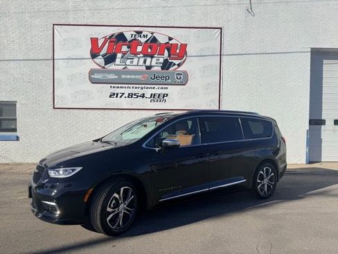 New 2026 Chrysler Pacifica Pinnacle w/ Trailer Tow Group image 1