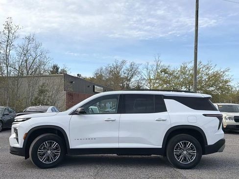 Used 2025 Chevrolet Traverse LT image 11