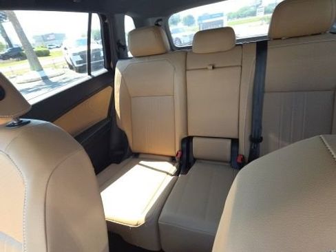Used 2024 Volkswagen Tiguan SE image 13