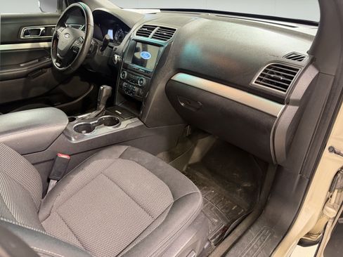 Used 2017 Ford Explorer XLT w/ Equipment Group 201A FWD image 21