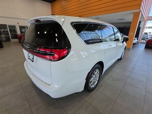 Used 2024 Chrysler Pacifica Touring-L FWD image 7