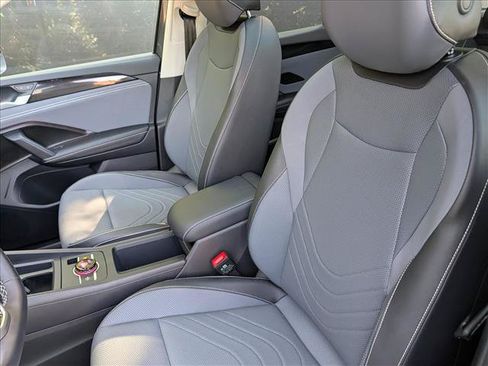 Certified 2025 Volkswagen Tiguan SE w/ Panoramic Sunroof Package AWD/4WD image 26