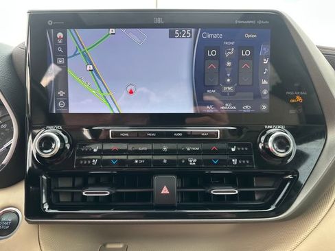 Used 2021 Toyota Highlander Limited FWD image 13