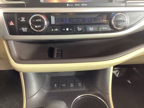 Used 2019 Toyota Highlander XLE AWD/4WD image 28