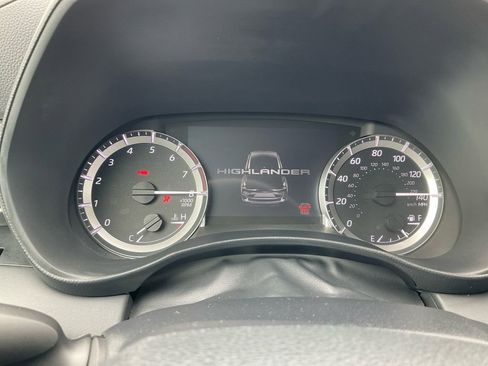 Used 2024 Toyota Highlander LE image 18