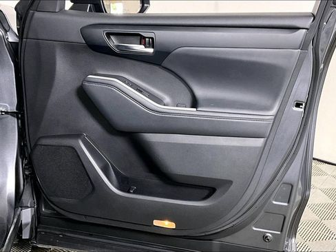 Used 2022 Toyota Highlander XLE image 24