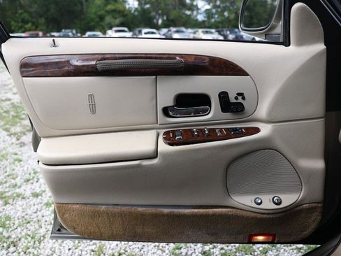 Used 2001 Lincoln Town Car Signature RWD image 30