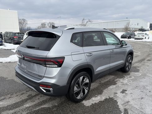 New 2026 Volkswagen Taos SE image 4