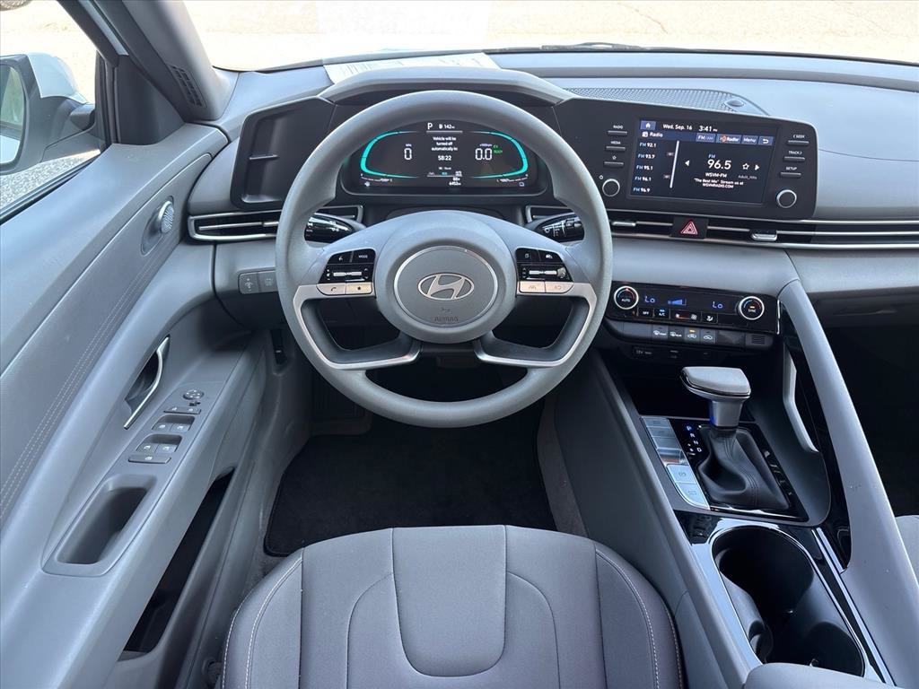 Used 2025 Hyundai Elantra Hybrid FWD image 13