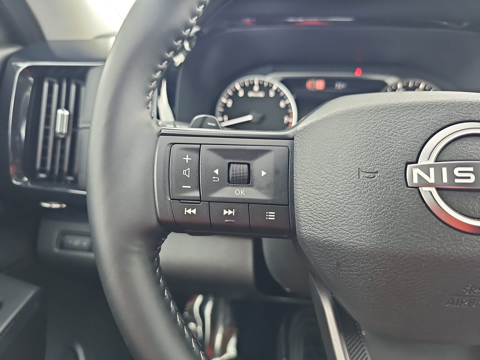 Used 2026 Nissan Pathfinder SV FWD image 14