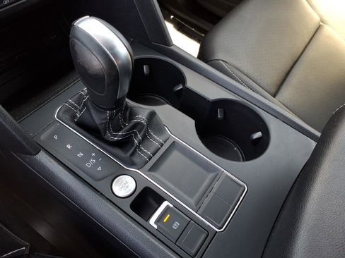Certified 2023 Volkswagen Atlas Cross Sport SE FWD image 30