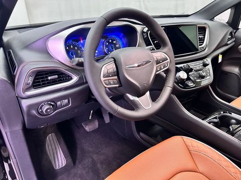 New 2026 Chrysler Pacifica Pinnacle image 17