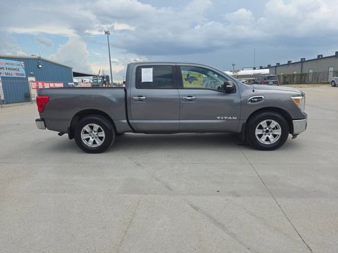 Used 2017 Nissan Titan SV RWD image 11