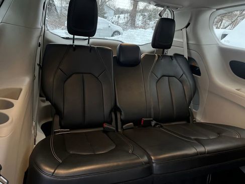 Used 2024 Chrysler Pacifica Touring-L image 39