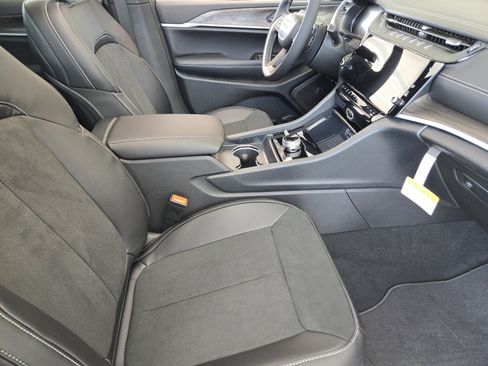 New 2026 Jeep Grand Cherokee Altitude image 11