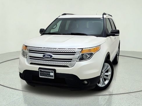 Used 2015 Ford Explorer XLT w/ Equipment Group 202B FWD image 2