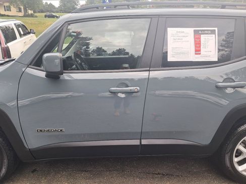 Used 2018 Jeep Renegade Latitude w/ UConnect 8.4 Nav Group FWD image 4