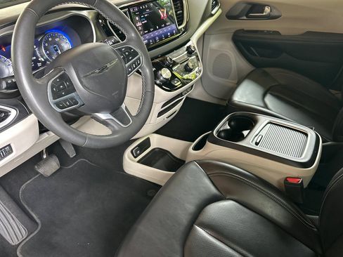 Used 2023 Chrysler Pacifica Touring-L FWD image 11