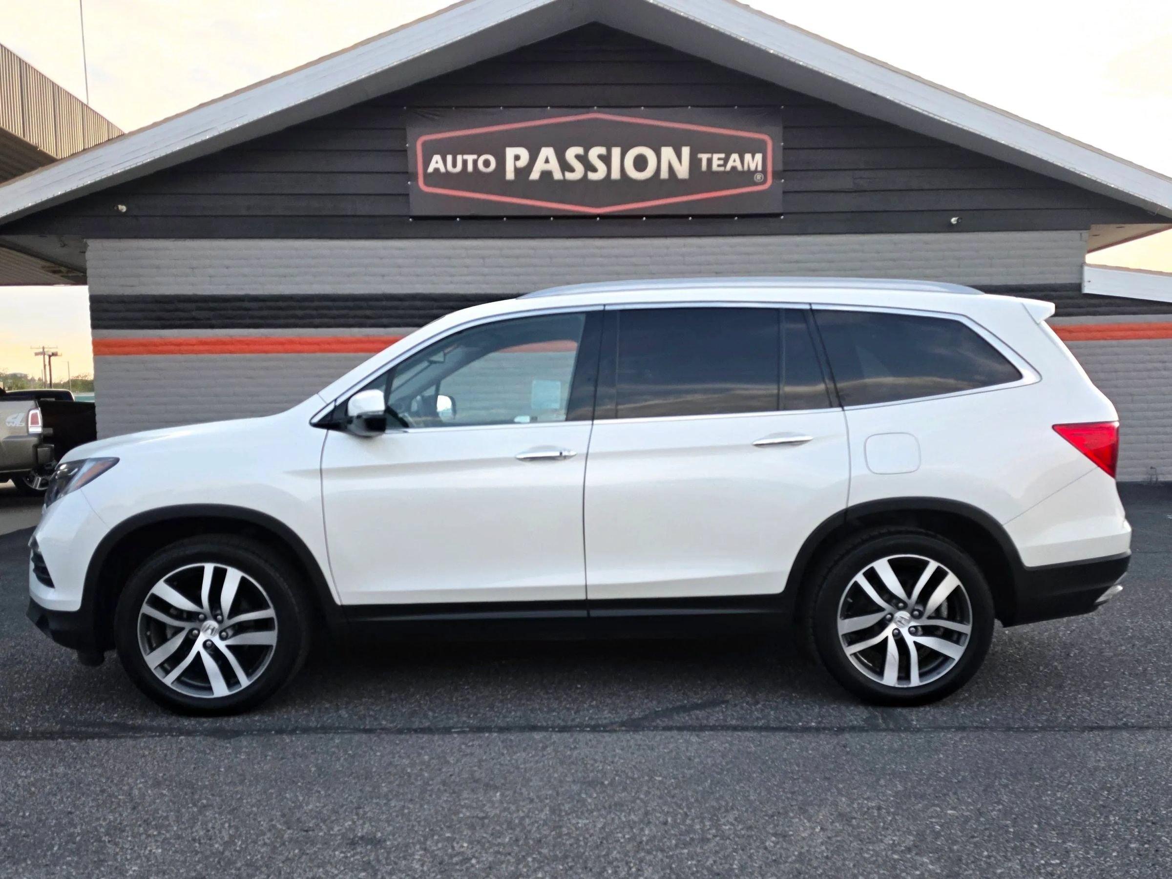 Used 2018 Honda Pilot Touring image 2