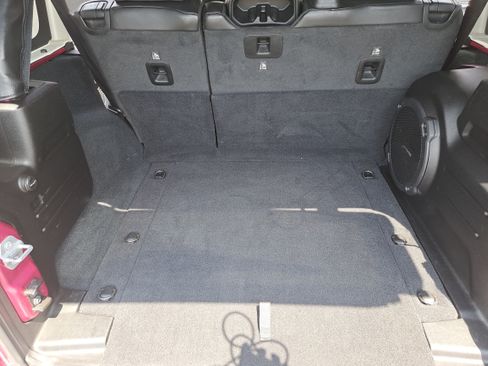 Used 2022 Jeep Wrangler Unlimited Rubicon w/ Cold Weather Group AWD/4WD image 12