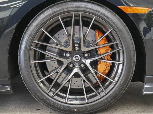 Used 2021 Nissan GT-R Premium image 17