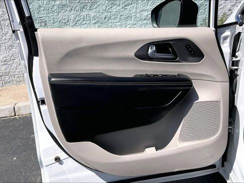 Used 2023 Chrysler Pacifica Touring-L FWD image 22