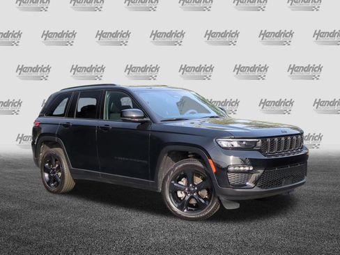 Used 2025 Jeep Grand Cherokee Limited w/ Black Appearance Package image 2