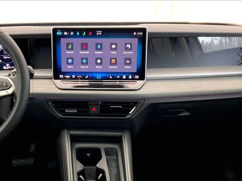 Used 2025 Volkswagen Tiguan SE w/ Panoramic Sunroof Package image 6