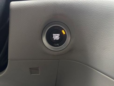 Used 2019 Chrysler Pacifica Touring-L image 14