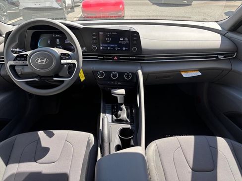 New 2026 Hyundai Elantra SE FWD image 4