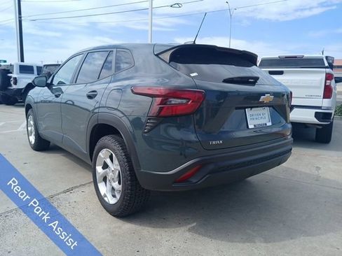 Used 2025 Chevrolet Trax LS w/ LS Convenience Package FWD image 7