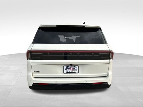 Used 2025 Lincoln Navigator Reserve image 4