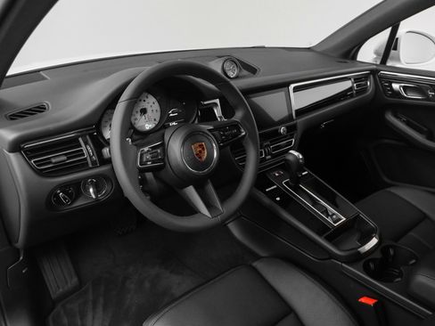 Used 2025 Porsche Macan image 4