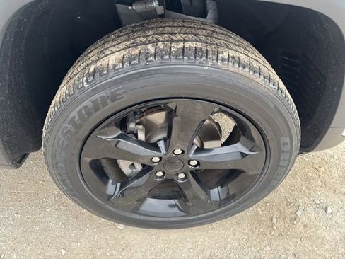 Used 2022 Jeep Grand Cherokee Altitude image 24