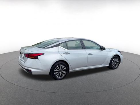 Used 2025 Nissan Altima 2.5 SV FWD image 12