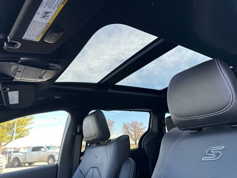 New 2026 Chrysler Pacifica Select image 2