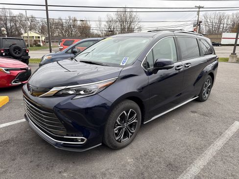 Used 2025 Toyota Sienna Platinum image 9