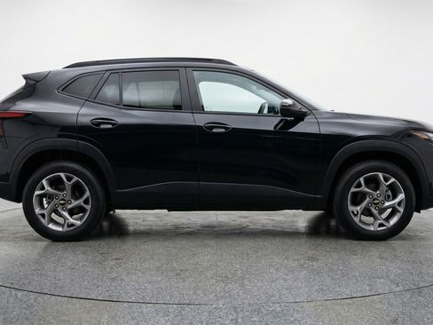 Used 2025 Chevrolet Trax LT FWD image 11