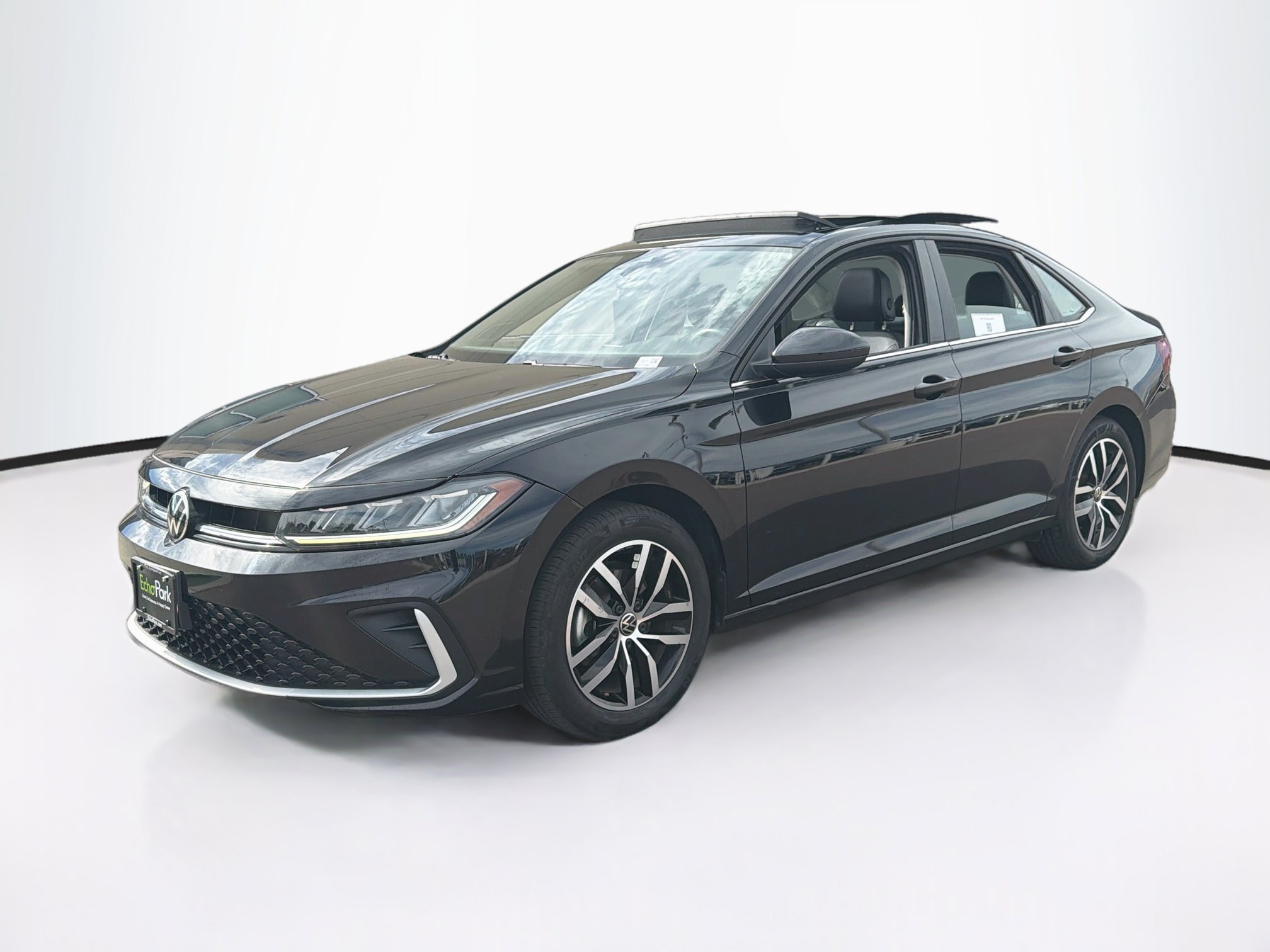 Used 2025 Volkswagen Jetta SE FWD image 3